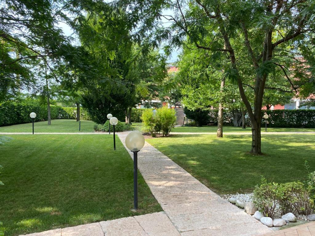 Appartamento Il Faro Con Giardino In Residence Con Piscina Десенцано дел Гарда Екстериор снимка